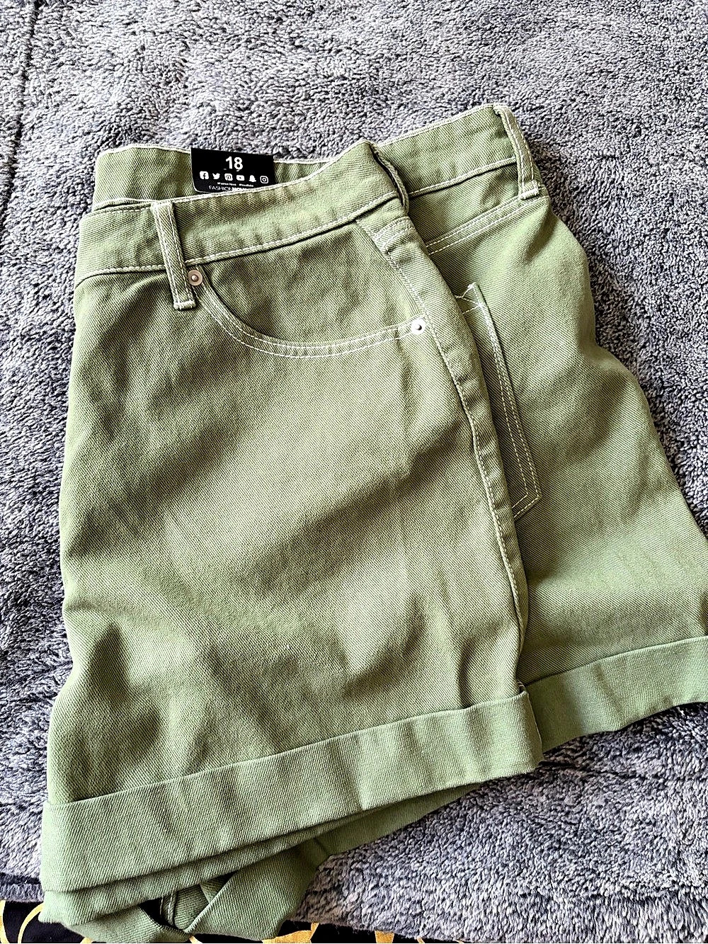 Fashion Nova High Waist Shorts in Green Size 18 NWT
